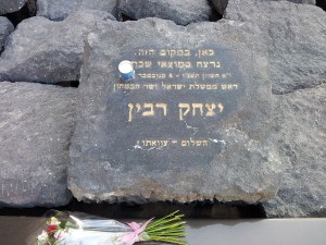 La plaque commémorative d'Itzhak Rabin à la Place Rabin à Tel Aviv