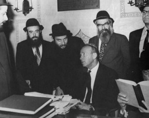 Itzhak Rabin, ambassadeur d'Israel aux Etats-Unis en conversation avec le secrétaire du Rabbin Menahem Mandel Schneerson avant sa rencontre avec ce dernier en centre de Loubavitch.