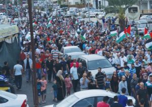 Défilé arabe à Jérusalem avec drapeaux palos