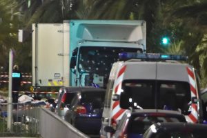 Attentat-de-Nice-Les-officiers-de-la-police-judiciaire-enquetent-autour-du-camion-crible-de-balles_exact1024x768_l