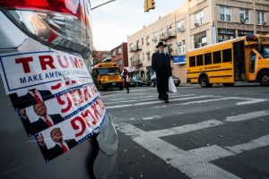 Des autocollants en anglais et en hébreu appelant à voter Trump à Borough Park quartier à forte densité juive orthodoxe de Brooklyn